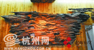 老船木制作的裝飾品。
