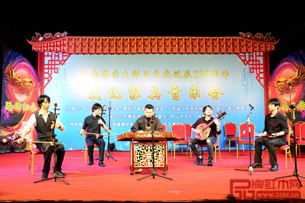 波記家具音樂會上,人們無不陶醉其中,流連忘返